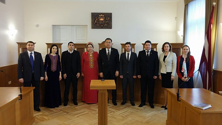 Head of the Legal Department of the Constitutional Court A. Spale meeting the delegation from the Republic of Turkmenistan at the Constitutional Court. Photo: K. Strazda. 