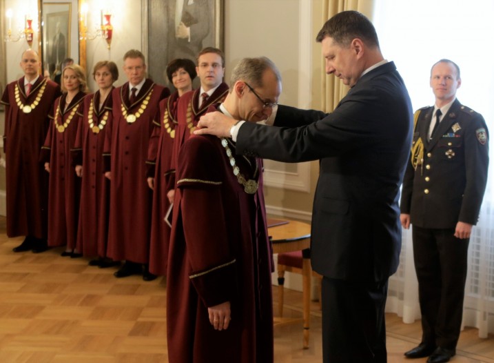 The President of Latvia R. Vējonis issues the insignia of Justice’s office to A. Kučs. Photo: Chancery of the President of Latvia.