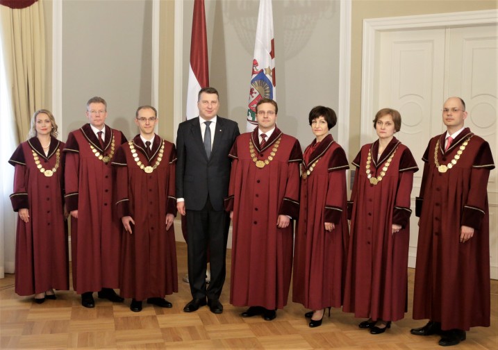 The President of Latvia R. Vējonis with Justices of the Constitutional Court. From the left: D.Rezevska, G.Kusiņš, A.Kučs, R.Vējonis, A.Laviņš, S.Osipova, I.Ziemele, J.Neimanis. Photo: Chancery of the President of Latvia.