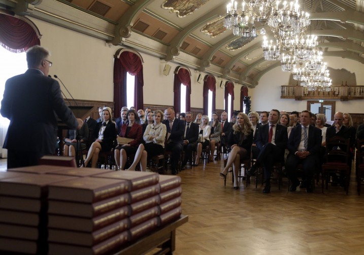 Satversmes komentāru ceturtā sējuma svinīgā atvēršana Rīgas pils Svētku zālē. Foto: Valsts prezidenta kanceleja.