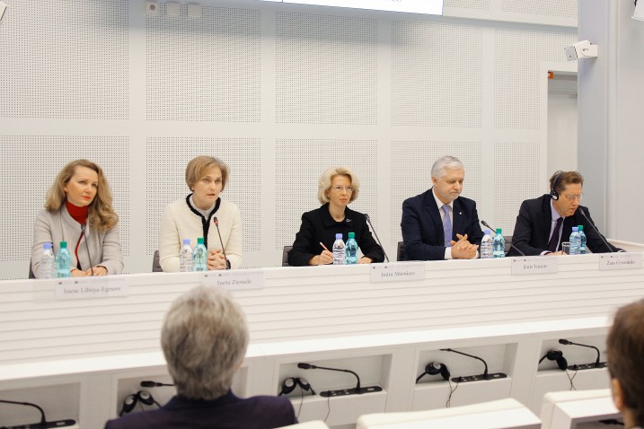 Satversmes tiesas sadarbībā ar Saeimas Budžeta un finanšu (nodokļu) komisiju un Saeimas Juridisko komisiju organizētās konferences Saeimā “Valsts budžeta konstitucionālā kontrole” 1.sesija. No kreisas: Saeimas priekšsēdētājas biedre Inese Lībiņa-Egnere, Satversmes priekšsēdētāja Ineta Ziemele, Saeimas priekšsēdētāja Ināra Mūrniece, Saeimas Budžeta un finanšu (nodokļu) komisijas priekšsēdētājs Jānis Vucāns, Francijas Valsts padomes padomnieks, Valsts padomes Finanšu departamenta priekšsēdētājs Žans Gereminks. Foto: Aleksandrs Kravčuks.