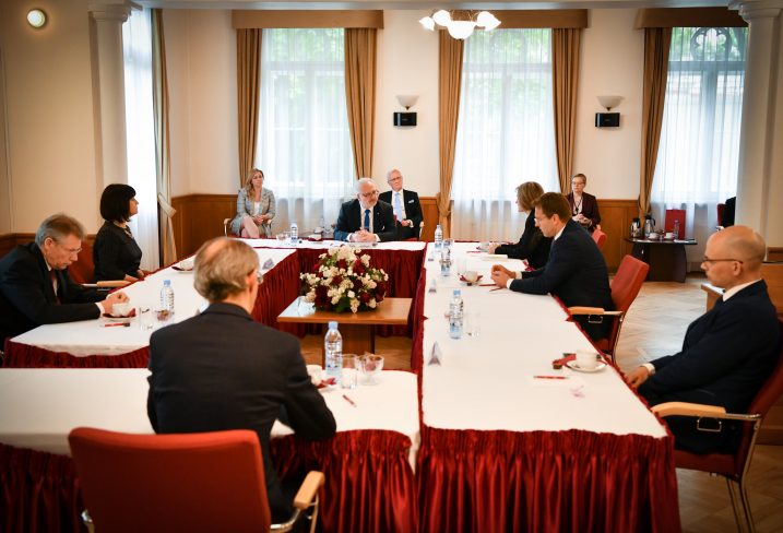 Valsts prezidents Egils Levits tiekas ar Satversmes tiesas tiesnešiem. Foto: Ilmārs Znotiņš, Valsts prezidenta kanceleja.