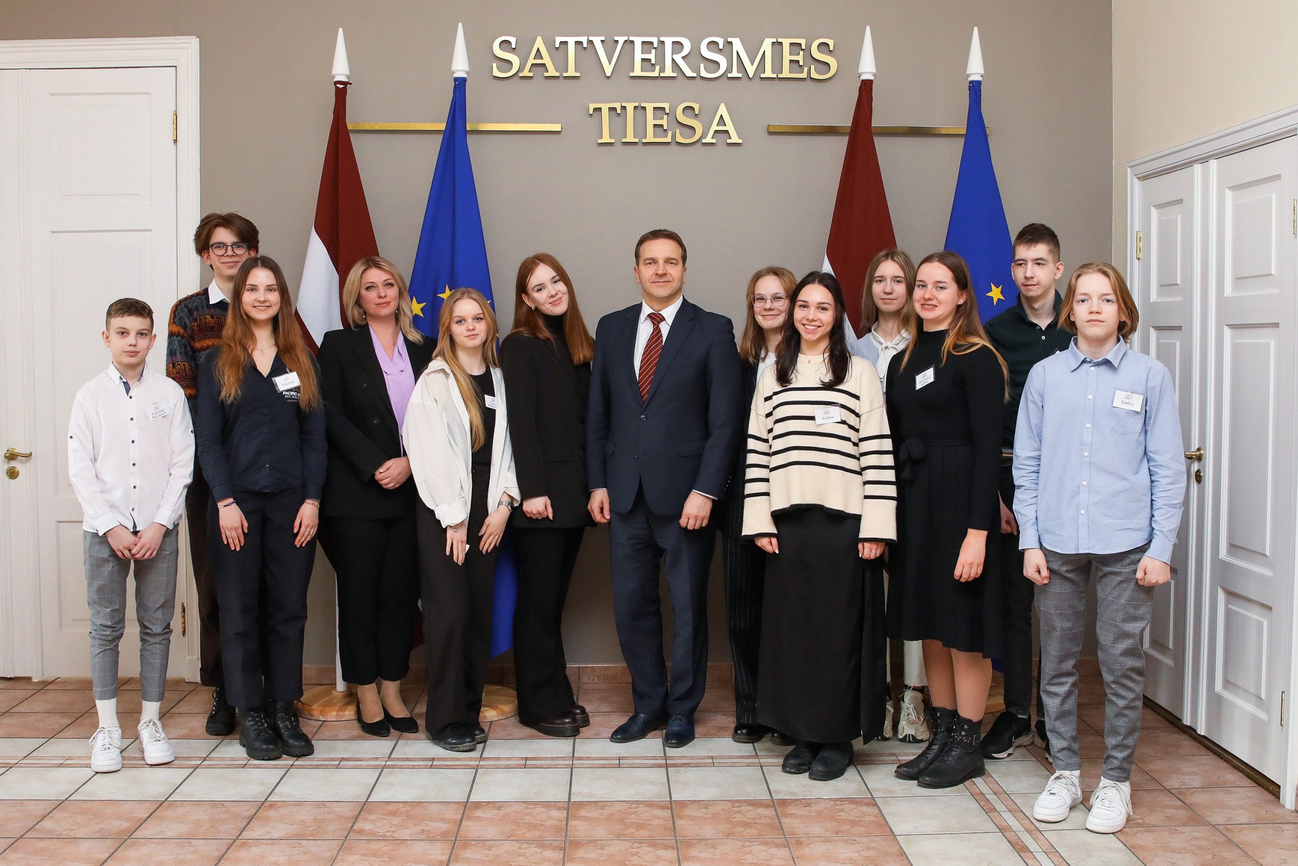 Satversmes tiesas priekšsēdētājs Aldis Laviņš, priekšsēdētāja vietniece Irēna Kucina un skolēni Ēnu dienas ietvaros 
