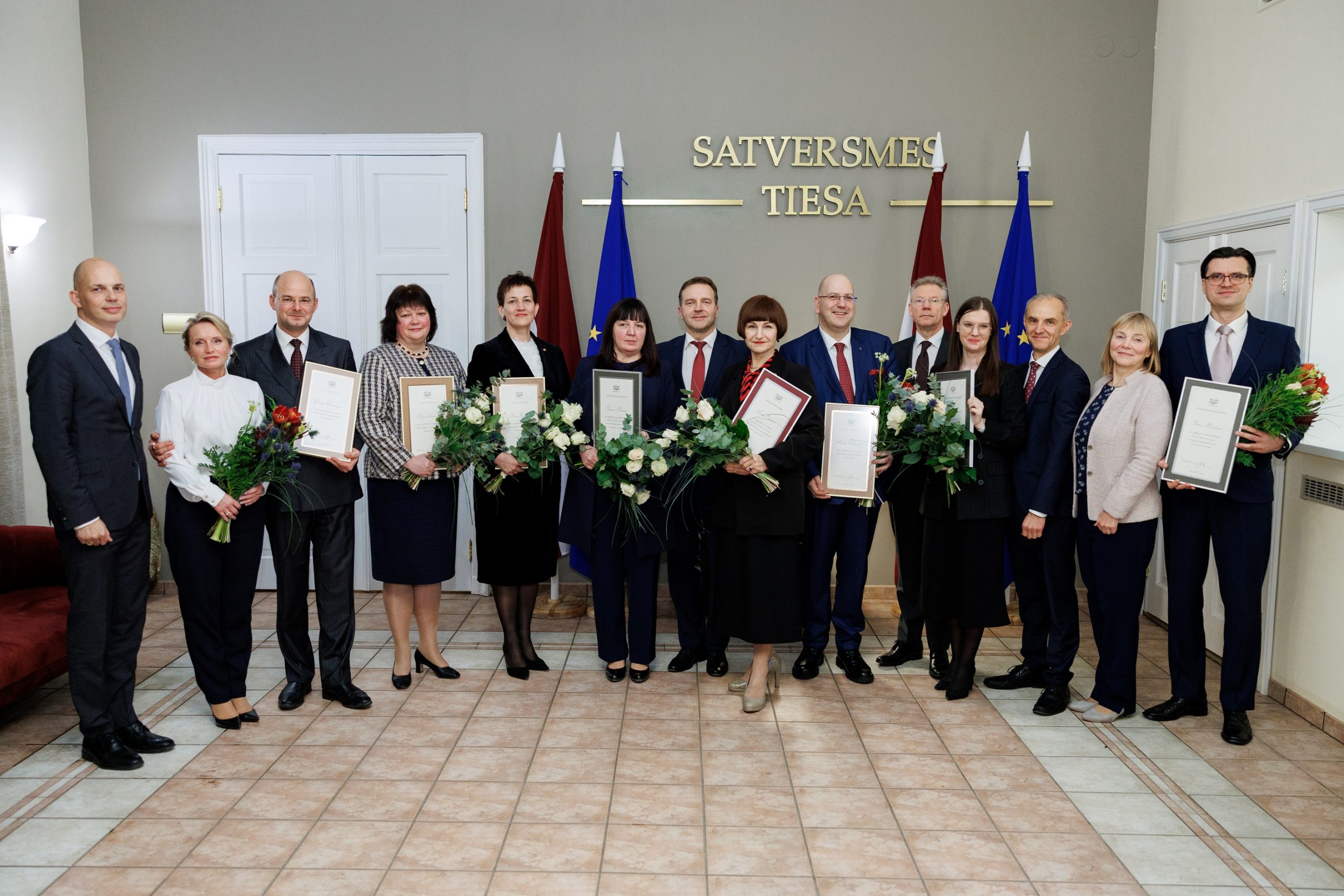 Satversmes tiesas tiesneši un Satversmes tiesas apbalvojumu saņēmēji. Foto: Toms Norde.