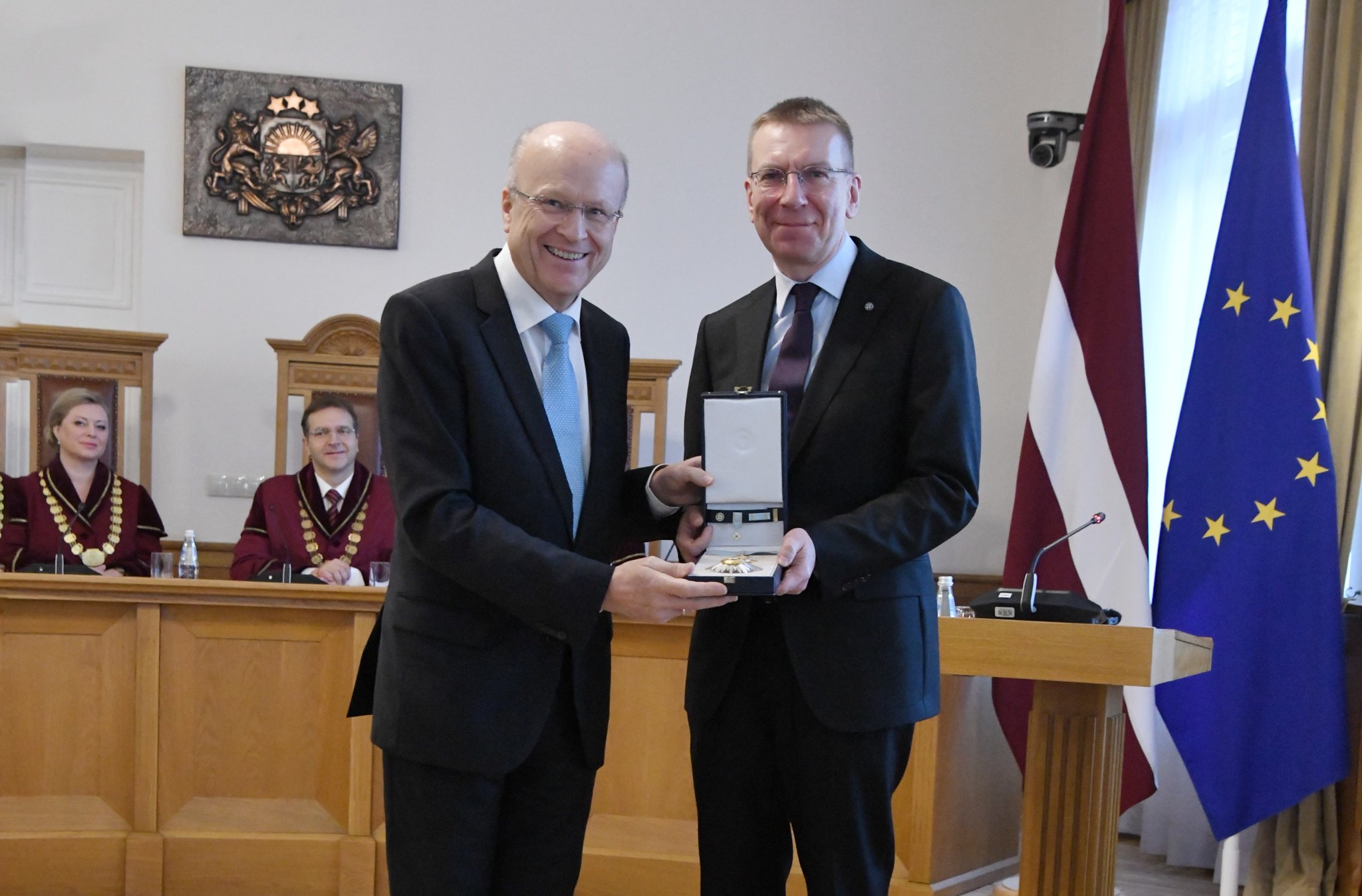 Valsts prezidents Edgars Rinkēvičs pasniedz Triju Zvaigžņu ordeni (II šķira) Eiropas Savienības Tiesas priekšsēdētājam Kūnam Lēnartsam (Koen Lenaerts).